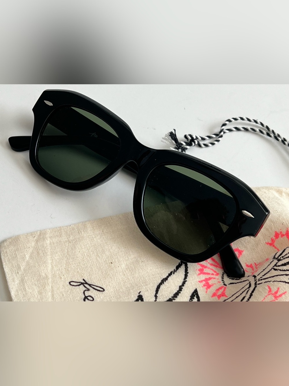 Free People Classic Square Women’s Black WGreen Lenses Sunglasses Pouch Included